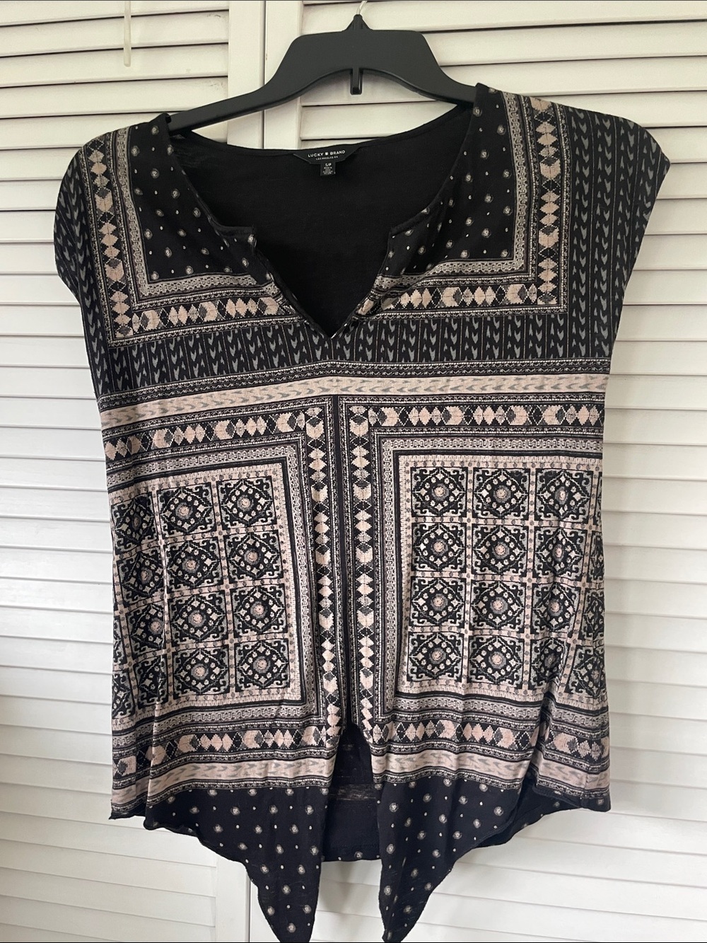 Lucky Brand Black and Beige Geometric Split-Hem top